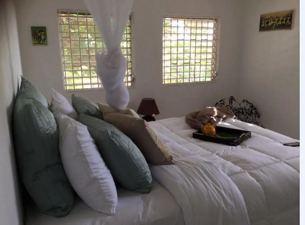 Отель The Sun & Rain Cottage Негрил